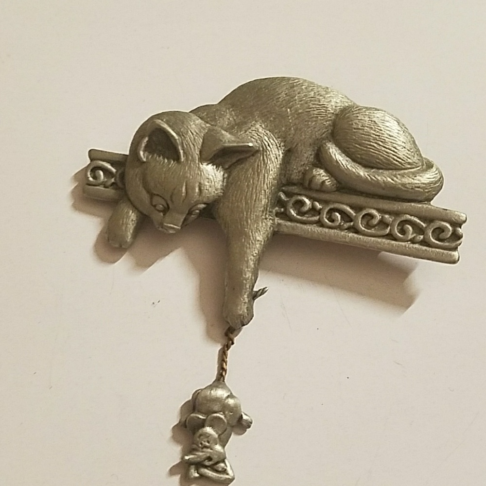 JJ cat and mouse pin